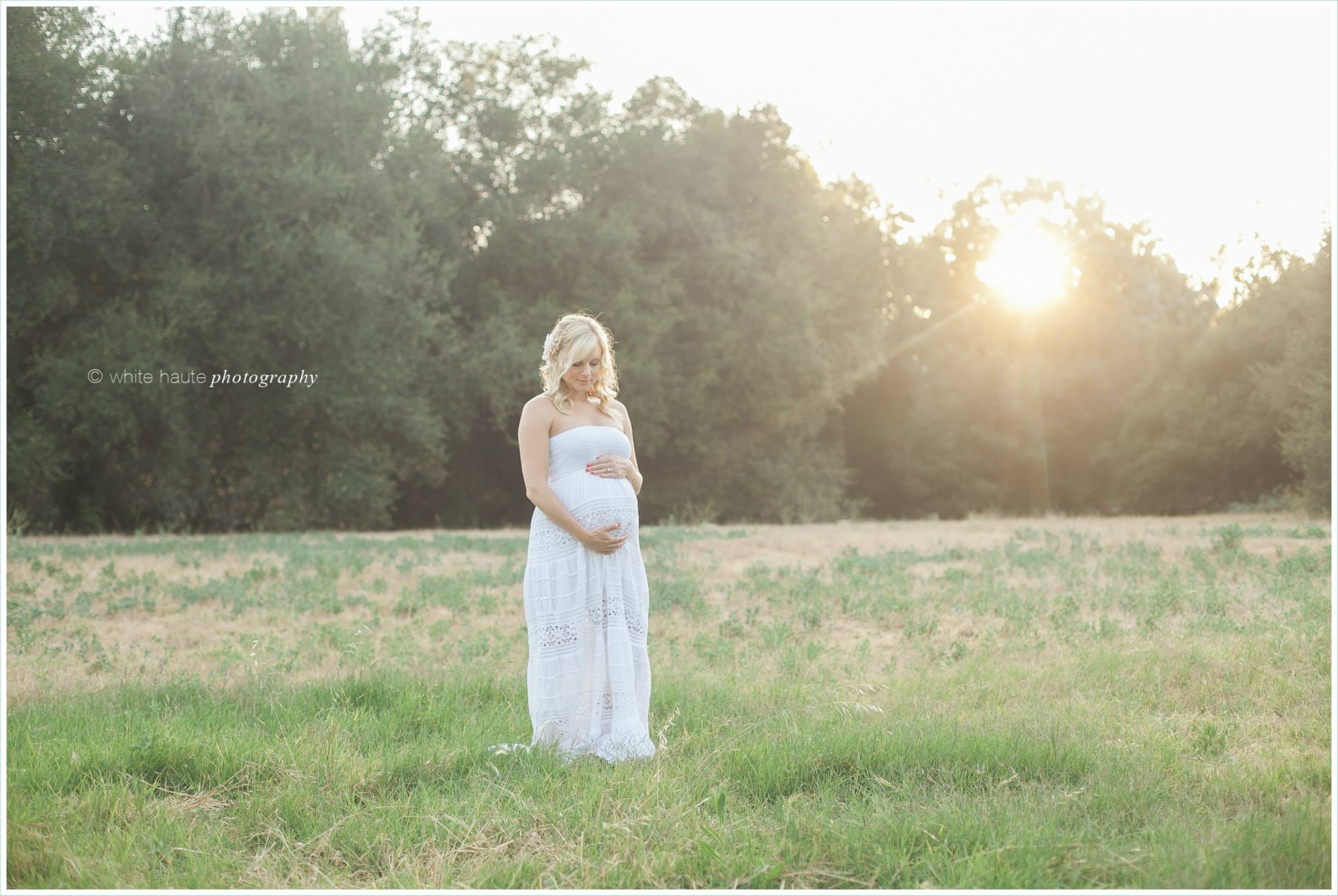 Kate celebrates her new baby with a maternity session in Fallbrook California. Photos by Poppy & Hive Photography.